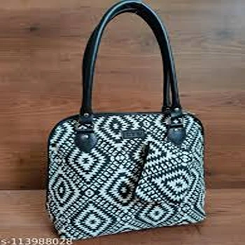 alluring-women-bags52-7782203-16142.webp