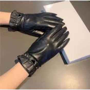 designer-gloves-01-4060786-73301.webp
