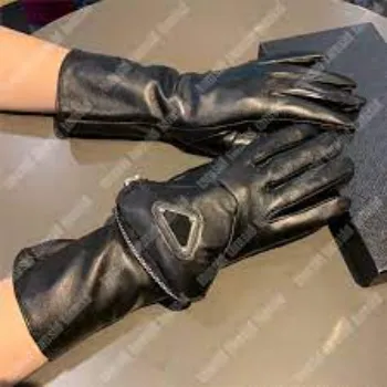 designer-gloves-02-9414899-10295.webp
