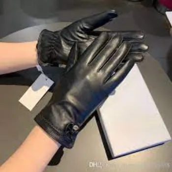 designer-gloves-07-2128043-27458.webp