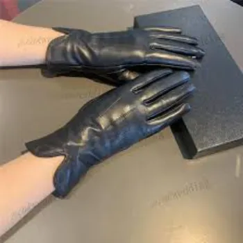 designer-gloves-13-2864231-80112.webp