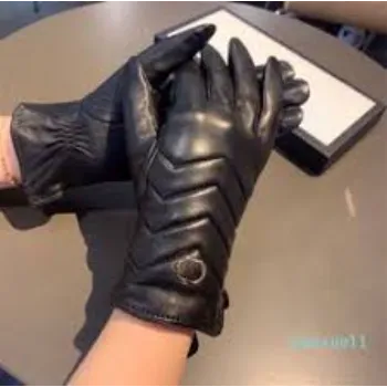 designer-gloves-15-1554113-76980.webp