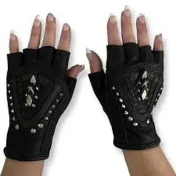 designer-gloves2-7301079-83126.webp